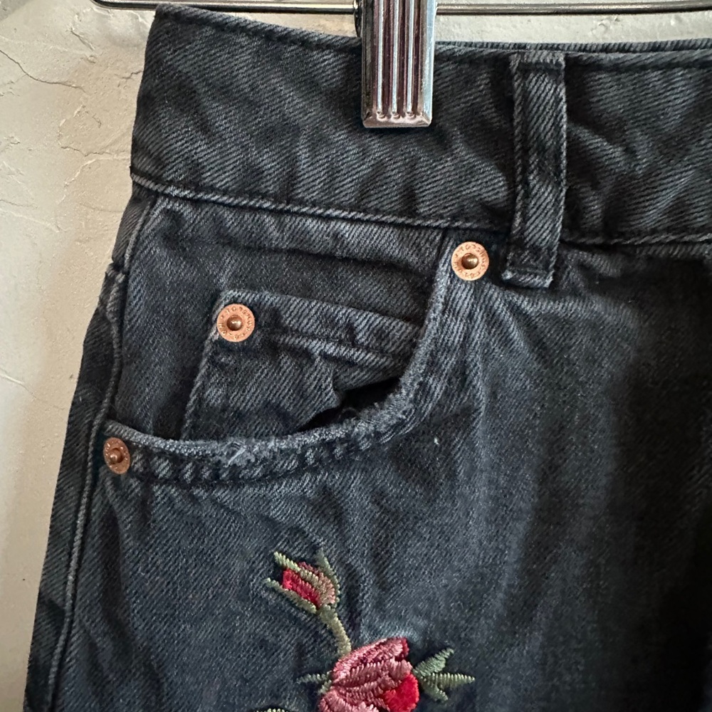Topshop Y2K Style Black Mini Jean Skirt Rose Embroidery Raw Hem Goth Biker Sz 2 - Picture 5 of 11